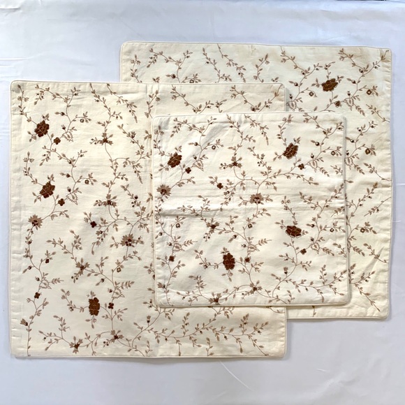 2)26” x 26” & 1)18” x 18” Cream linen pillow cases - Picture 2 of 7